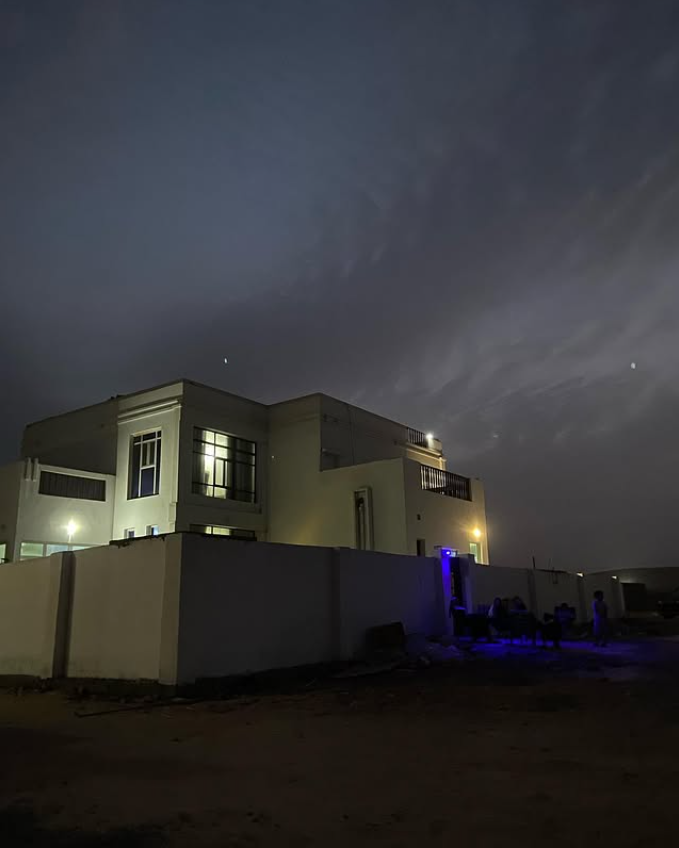 أحد معاقلي الأسطورية في الأشخرة